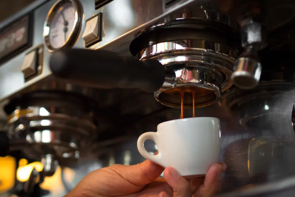 Espresso løber fra et bundløst portafilter på en La Marzocco-maskine